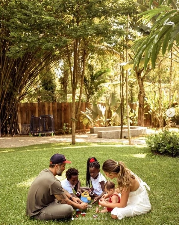 Bruno Gagliasso e Giovanna Ewbank com os filhos no jardim