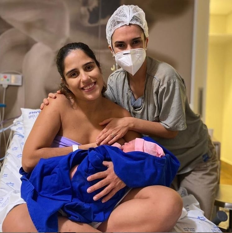 Camilla Camargo e a filha logo após o parto