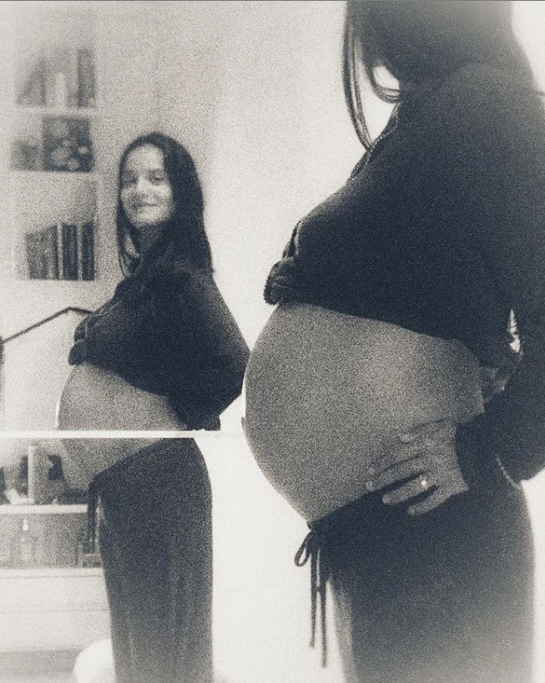 Esposa de Fábio Assunção exibindo barrigão de grávida