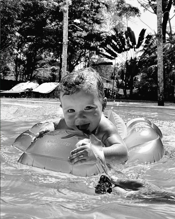 Giovanna Ewbank mostrou o filho na piscina da sua mansão