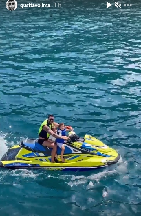 Gusttavo Lima em passeio de jet ski com os filhos