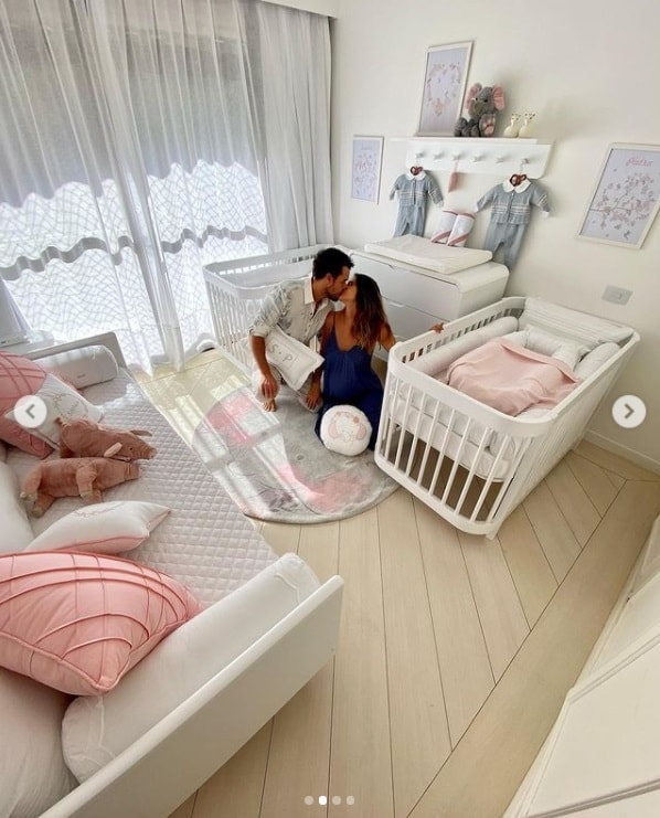 Joaquim Lopes no quarto de suas bebês Pietra e Sophia