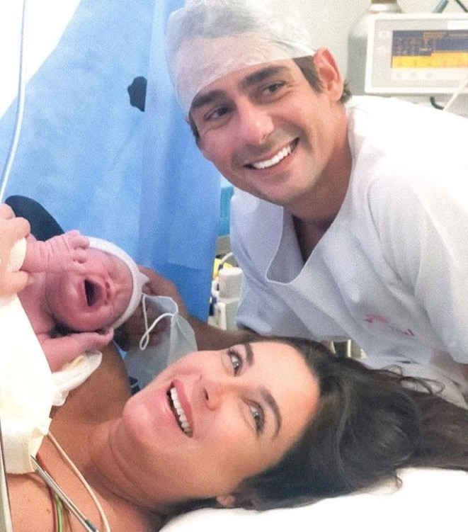 Larissa Erthal e sua bebê recém-nascida