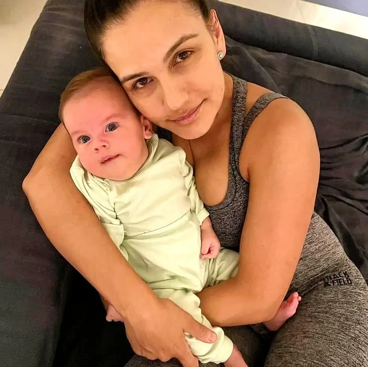 Kyra Gracie e seu bebê com Malvino Salvador
