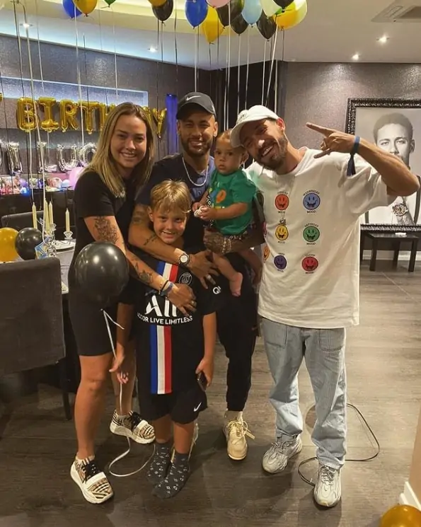 Neymar com Carol Dantas e o filho deles