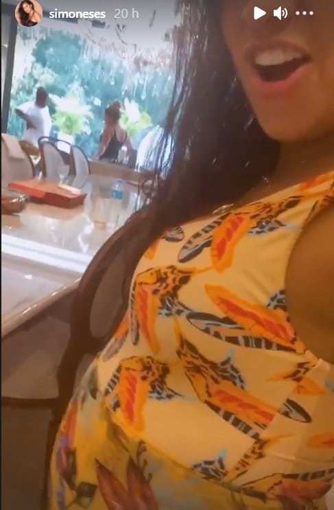 Simone exibindo a barriga após a filha nascer