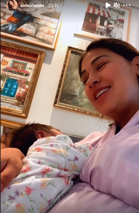 Simone mostrando sua bebê na sua mansão