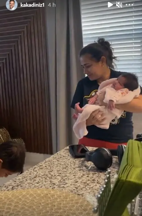 Filha recém-nascida de Simone junto com a babá