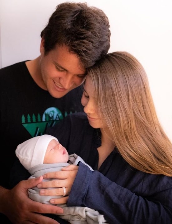 Bindi Irwin e Chandler Powell com a filha recém-nascida