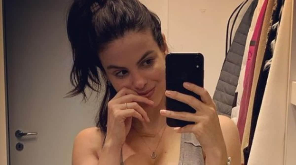Sthefany Brito mostrou foto da barriga pós-parto