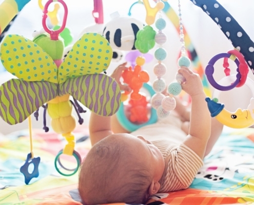 Entenda para que servem os tapetes de atividades para bebês