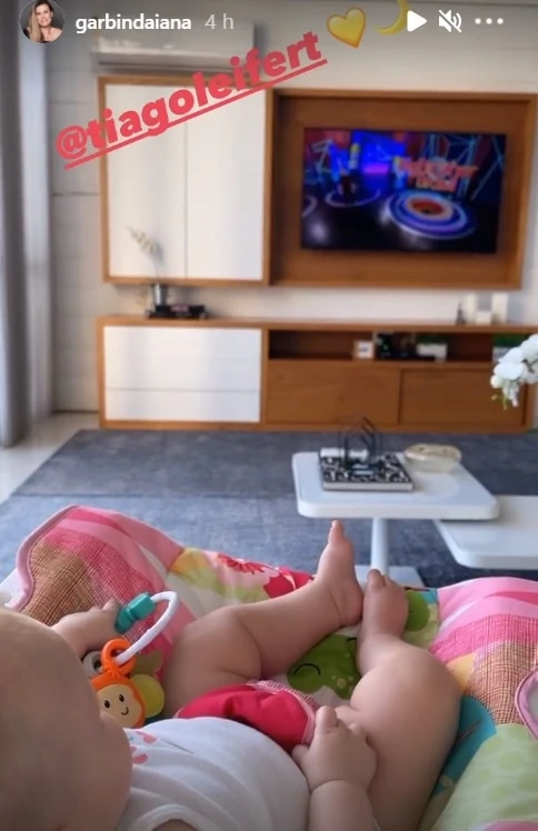 Bebê de Tiago Leifert assistindo seu pai na televisão