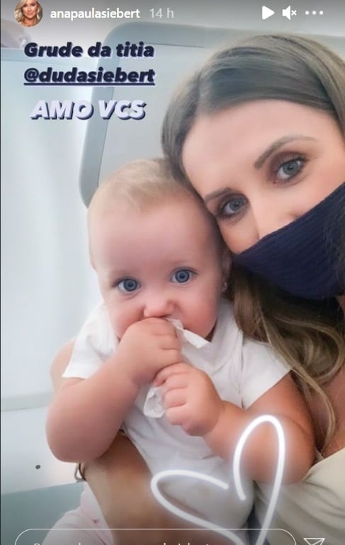 Irmã de Ana Paula Siebert no avião com a pequena Vicky
