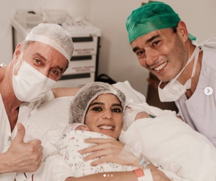 Andréia Sadi junto com seus gêmeos recém-nascidos