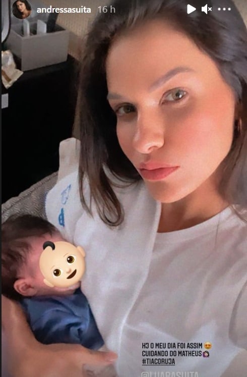 Andressa Suita junto com o sobrinho que acabou de nascer