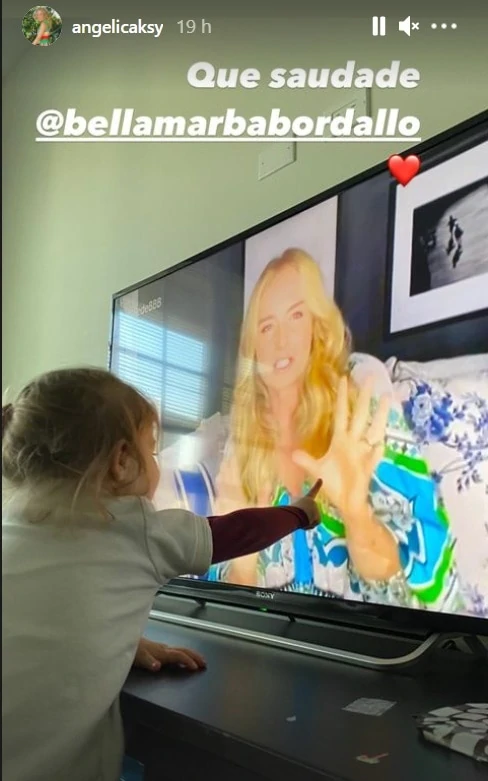 Sobrinha neta de Angélica diante da televisão