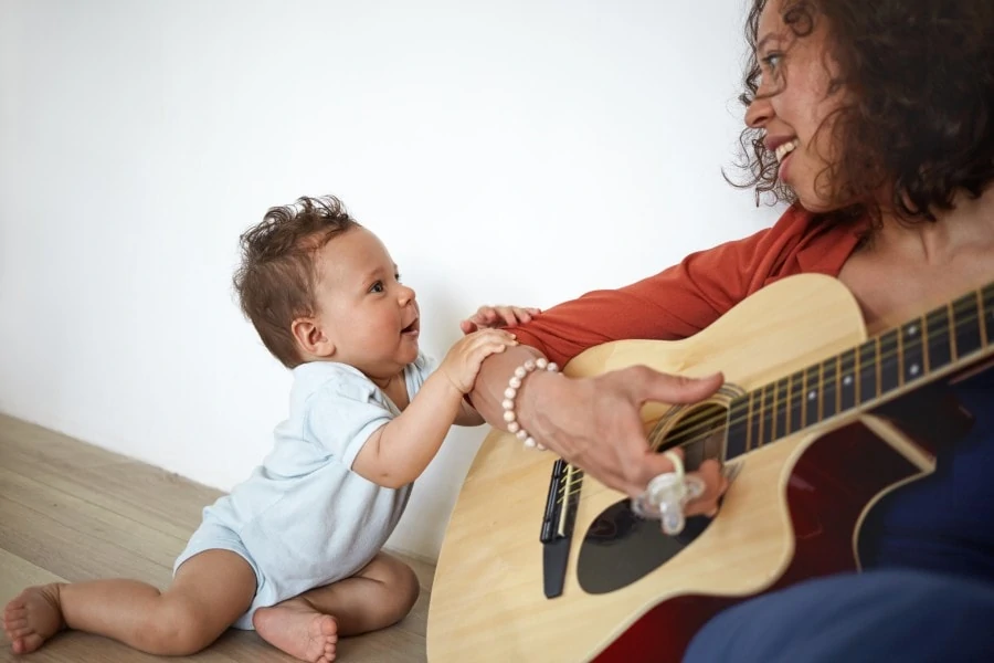 Uma das dicas para estimular o bebê a balbuciar é usar músicas 