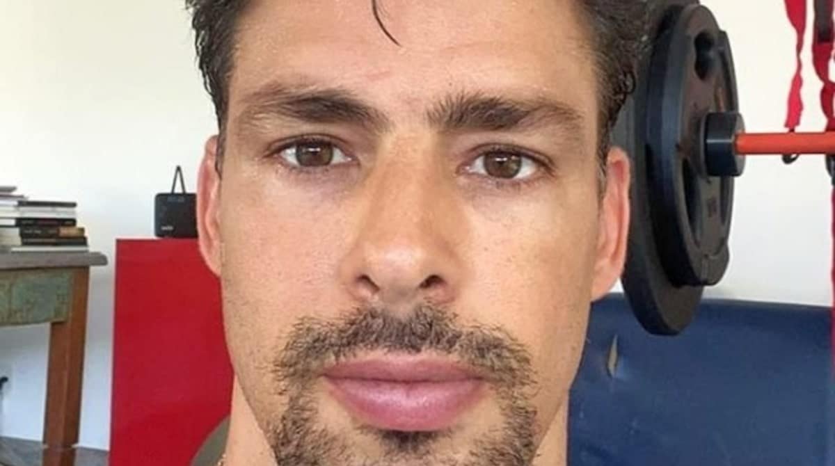 Cauã Reymond mostrou a filha no brinquedão da sua mansão