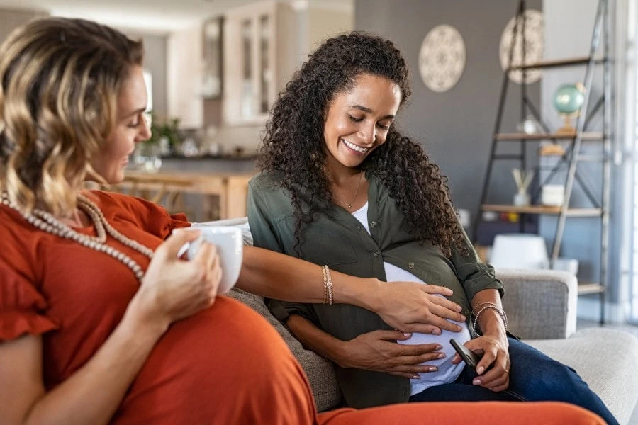 Uma dica de como economizar no enxoval do bebê é conversar com outras grávidas 