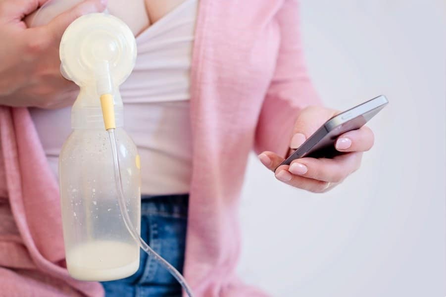 Uma das dicas de como fazer o bebê aceitar mamadeira é oferecer o leite materno