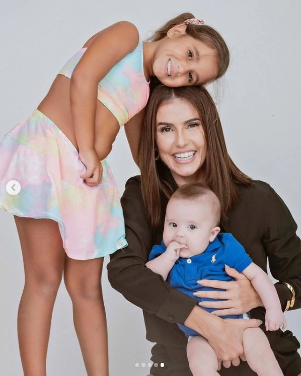 Deborah Secco com sua filha e o afilhado bebê