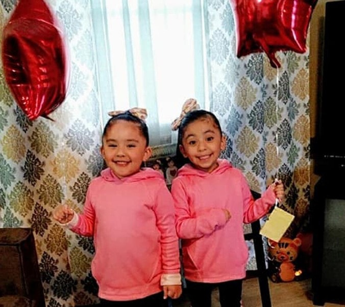 As gêmeas soltaram balões com listas de presentes