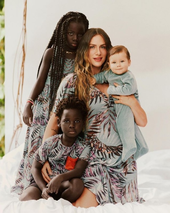 Giovanna Ewbank em ensaio com seus três filhos