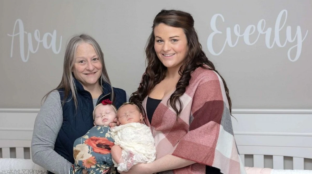 A filha teve a ajuda da mãe para ter seu primeiro bebê