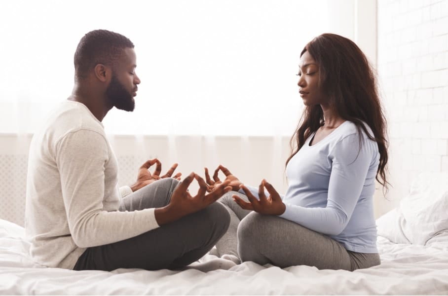 Aprender sobre respiração e relaxamento são boas formas de se preparar para o parto
