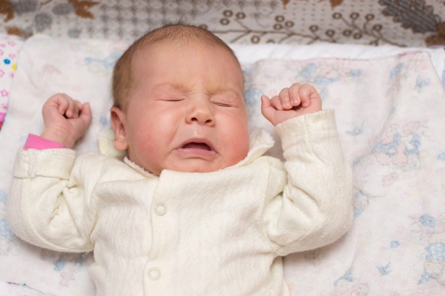 Aprenda como soluços e espirros são normais no primeiro mês do bebê