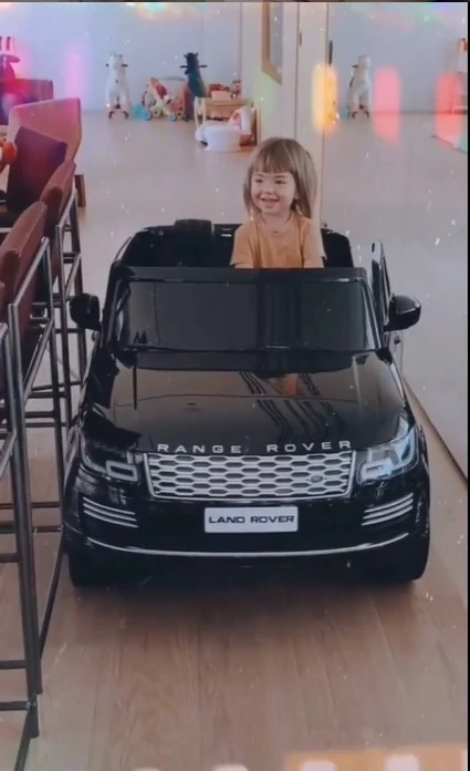 Bebê de Sabrina Sato com o seu carro elétrico