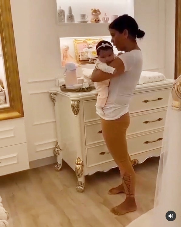 Bebê de Simone junto com a babá no quarto
