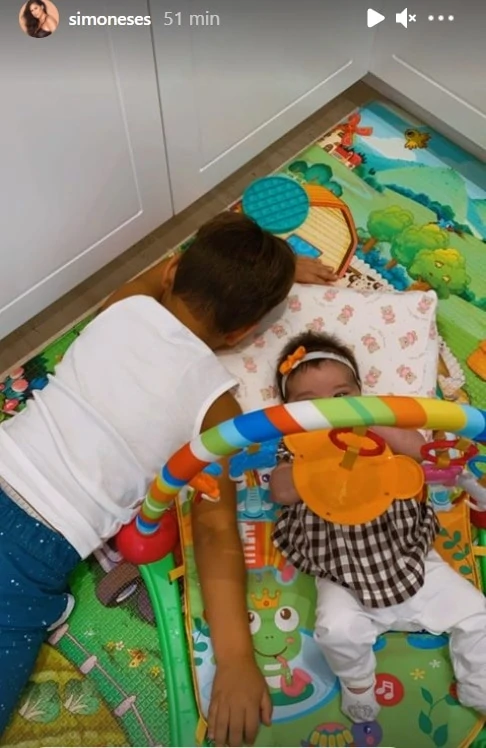 Zaya e Henry, filhos de Simone, no quarto de brinquedos deles