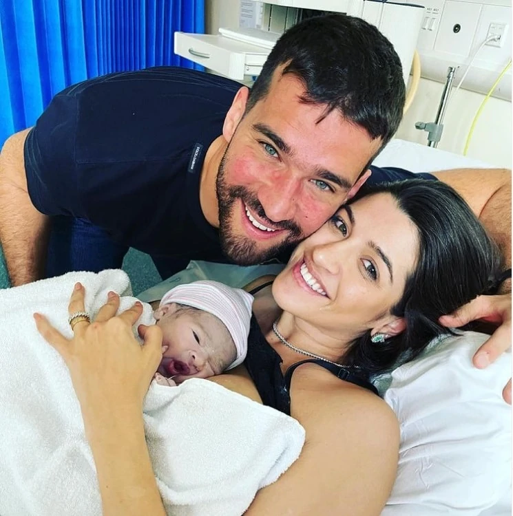 Alisson Becker e Natália com seu bebê que acabou de nascer