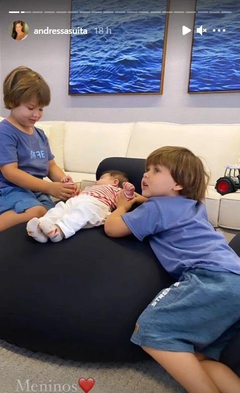 Os filhos de Andressa Suita e Gusttavo Lima juntos com o primo recém-nascido