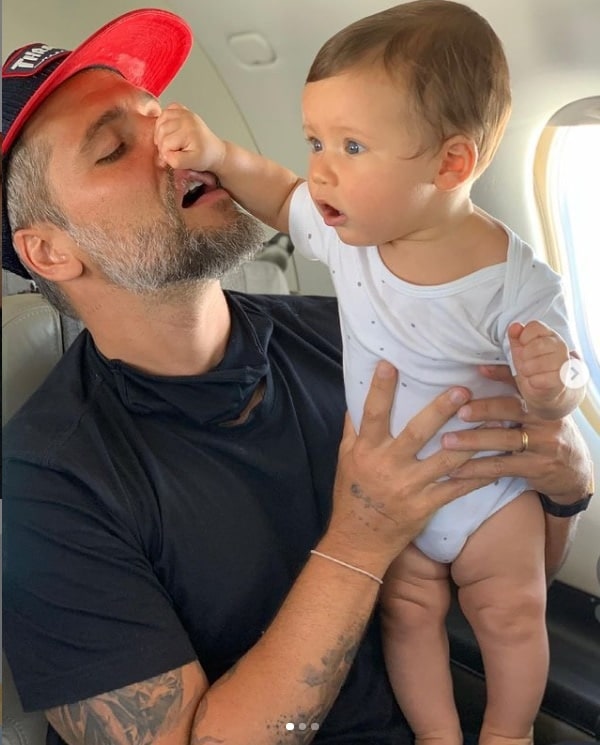 Bruno Gagliasso com seu bebê no avião particular