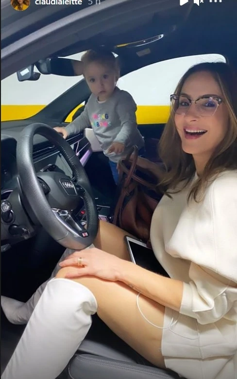 Claudia Leitte em carro luxuoso com sua bebê