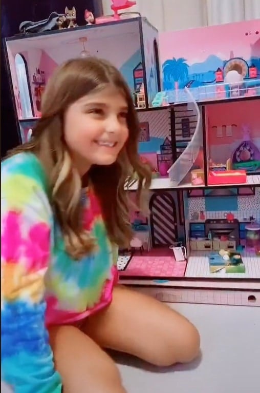 Grazi Massafera mostrando a filha com casa de bonecas