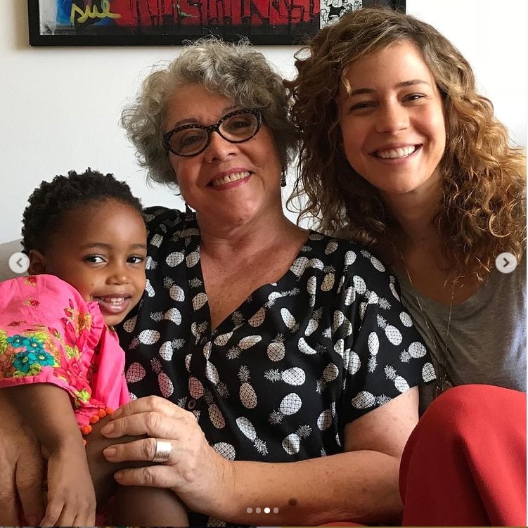 Leandra Leal junto com a filha Júlia e a sua mãe