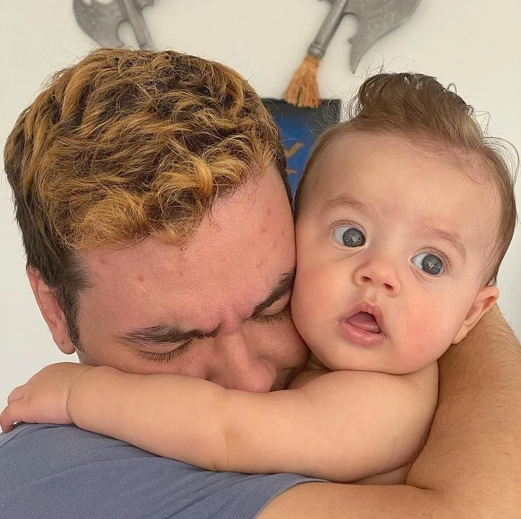 Luccas Neto junto com o seu bebê Luke