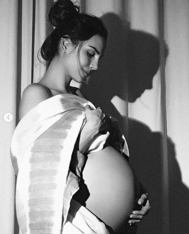 Esposa de Rodrigo Santoro grávida da filha deles