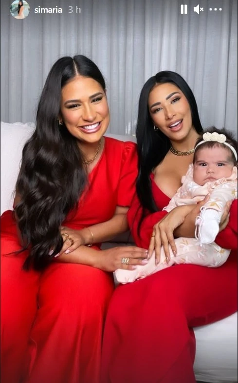 Simaria junto com a irmã Simone e a bebê Zaya