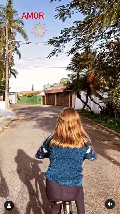 Cauã Reymond mostrou sua filha passeando de bicicleta