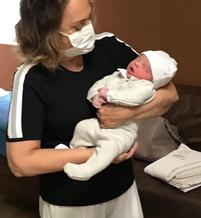 Eliane Giardini com o neto que acabou de nascer