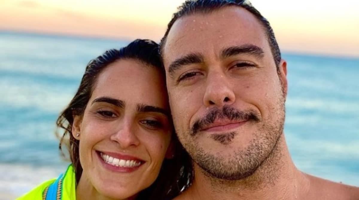 Joaquim Lopes mostrou suas gêmeas idênticas na orla da praia