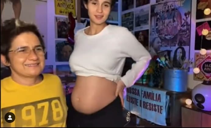 Nanda Costa grávida das filhas gêmeas ao lado de sua esposa