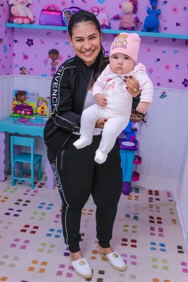 Simone e a sua filha Zaya com roupas luxuosas