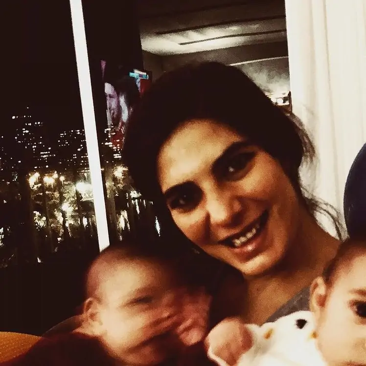 Andréia Sadi e seus filhos gêmeos de apenas rês meses