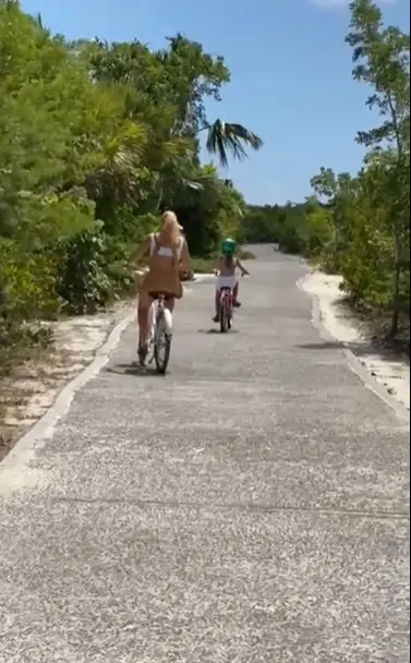 Angélica durante passeio de bicicleta com Eva