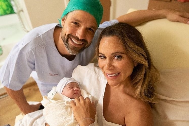 Diego Ribas junto com a esposa e sua bebê recém-nascida